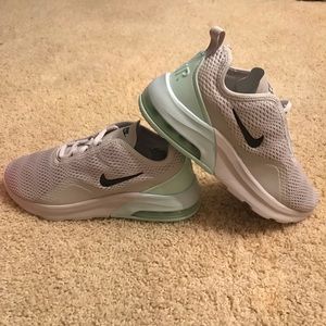 Women’s Nike Air Max Motion 2